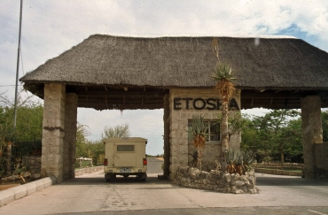 Einfahrt zum Etosha Nationalpark, Namibia